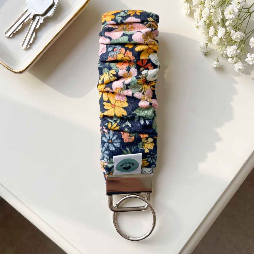 Wristlet-Scrunchie: Flowers at Midnight